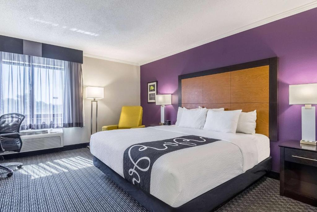 La Quinta Inn & Suites by Wyndham University Area Chapel Hill - Kamer Met Kingsize Bed - Niet-Rokers