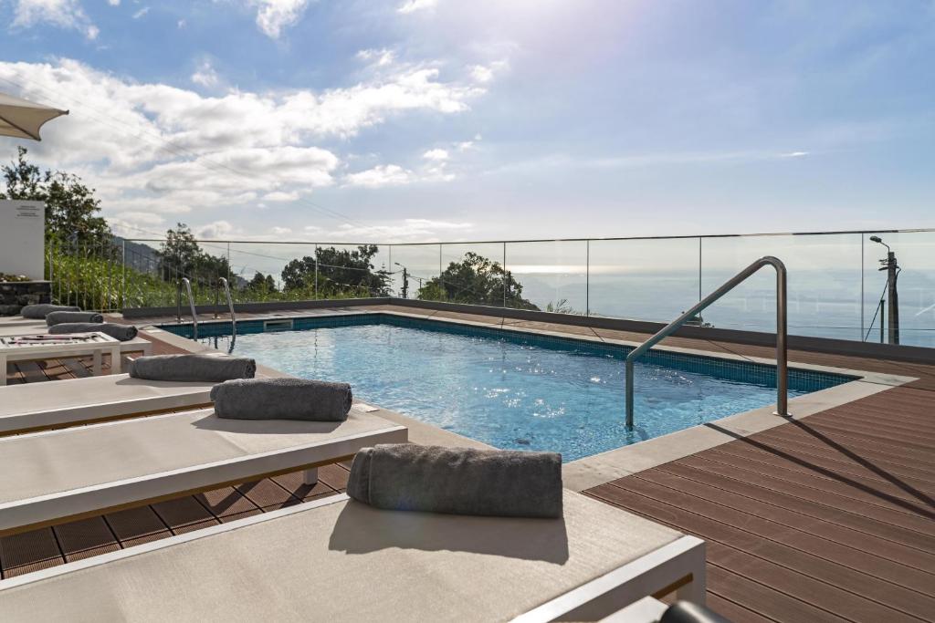 una piscina in cima a un edificio di Stunning Funchal Villa - 3 Bedrooms - Vila da Portada - Panoramic Sea Views - Recently Refurbished a Funchal