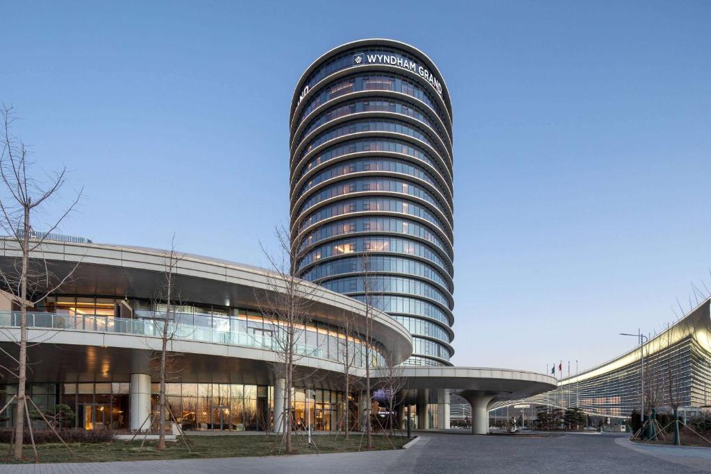 un grand bâtiment de bureau avec beaucoup de fenêtres dans l'établissement Wyndham Grand Shanxi Xiaohe Xincheng, à Taiyuan