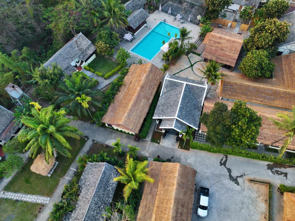 una vista aérea de una casa con piscina en Luang Prabang chanon hotel, en Luang Prabang