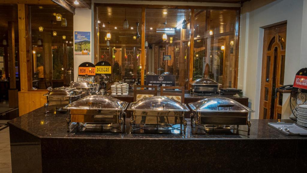 Restaurace v ubytování Hotel Kanishka Manali - 200m from Mall Road