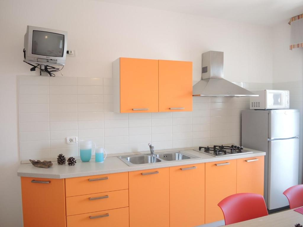 A kitchen or kitchenette at Colorful modern flat next to the beach - Beahost