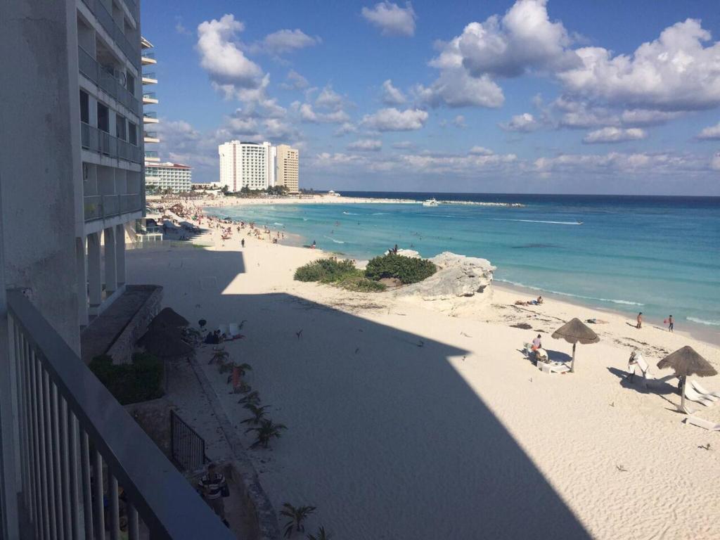 een balkon met uitzicht op het strand van een hotel bij Ocean View Room 1202near The Clubs in Cancun