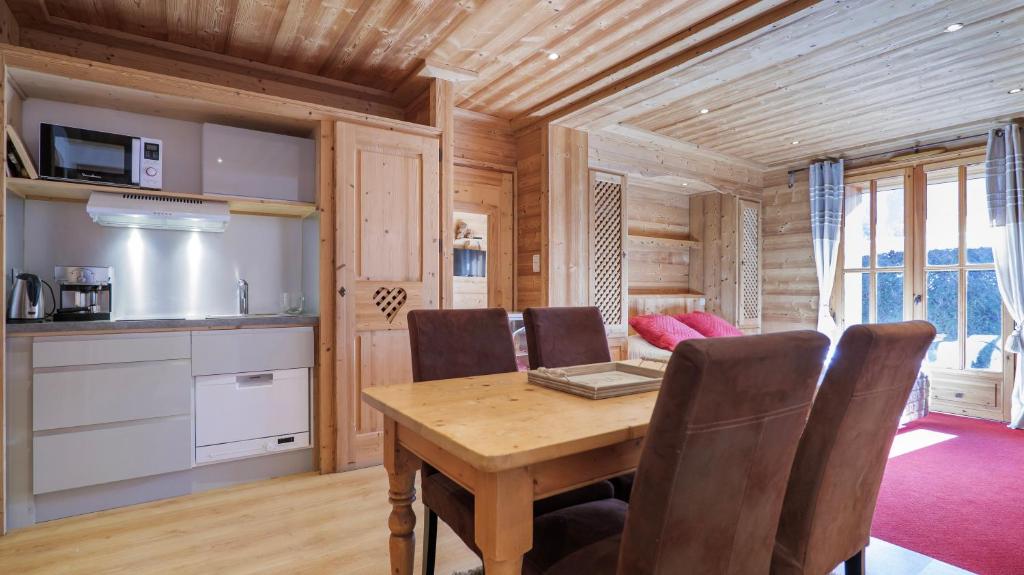 Kuchyň nebo kuchyňský kout v ubytování Hôtel Le Labrador