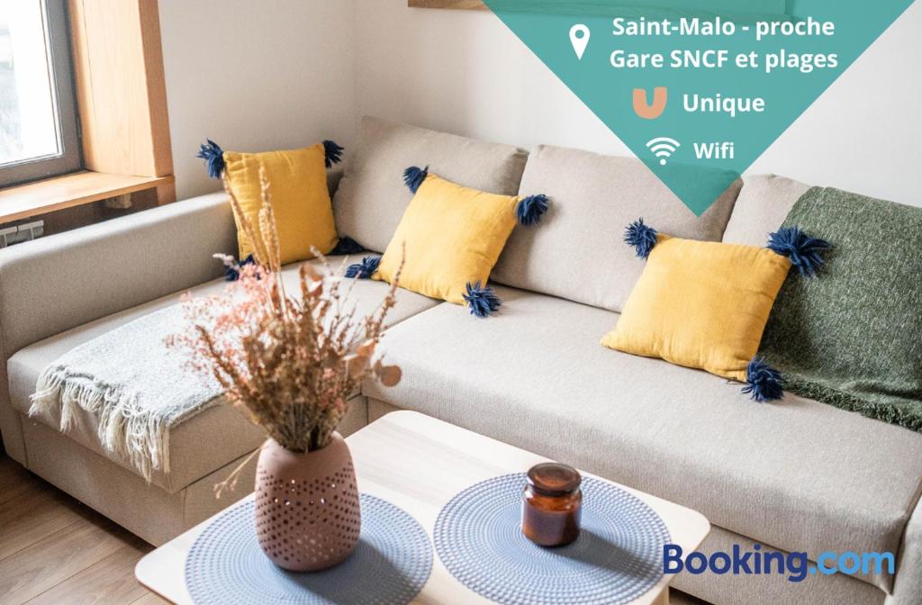 sala de estar con sofá y mesa en LITTLE BAHIA en Saint-Malo