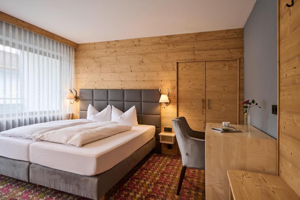 Postel nebo postele na pokoji v ubytování Hotel Bannwaldsee