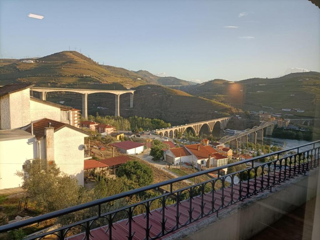 - une vue sur une ville avec un pont sur une rivière dans l'établissement CasaMaeDouro, à Peso da Régua