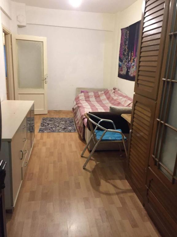 een slaapkamer met een bed en een stoel erin bij Private Room in Istanbul #34 in Istanbul