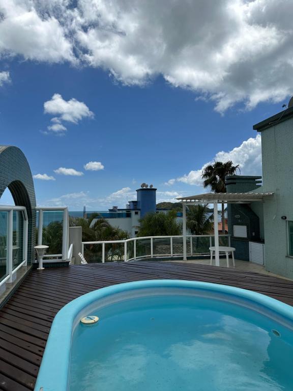 una piscina en la terraza de una casa en Cobertura bombinhas beira mar, en Bombinhas