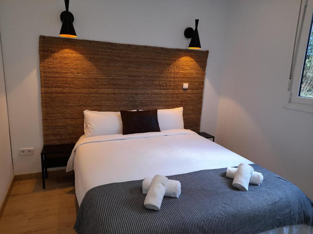 1 dormitorio con 1 cama grande y toallas. en VT SENALDE-GOIENURI, en Llodio