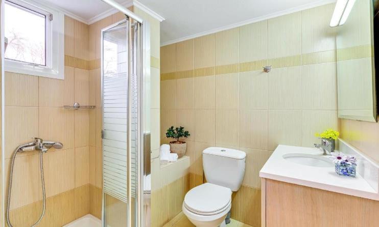 Koupelna v ubytování Fodele Beachfront Apts, Βy IdealStay Experience