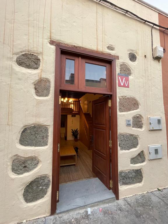 una porta per un edificio con un cartello sopra di Casa Beletén ad Agüimes