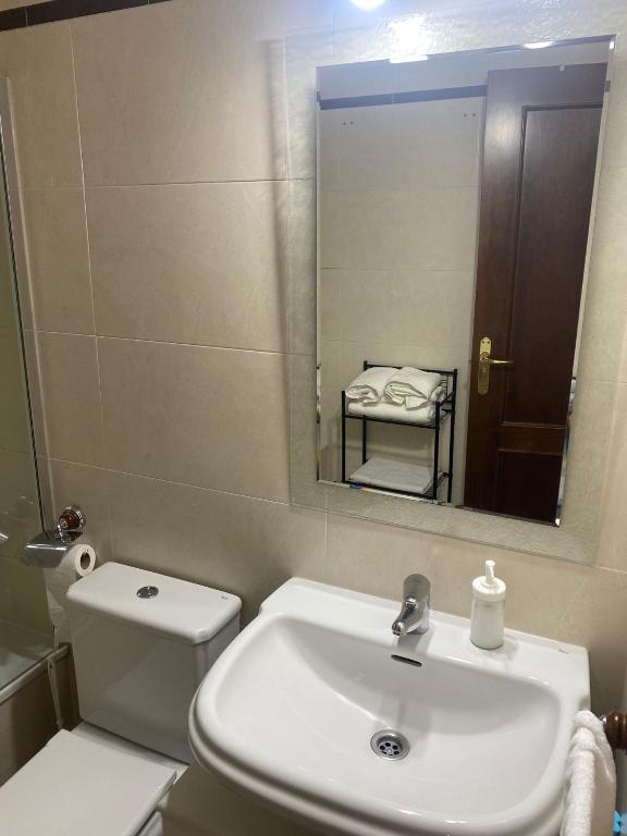 A bathroom at APARTAMENTO TURÍSTICO VEGA HOUSE