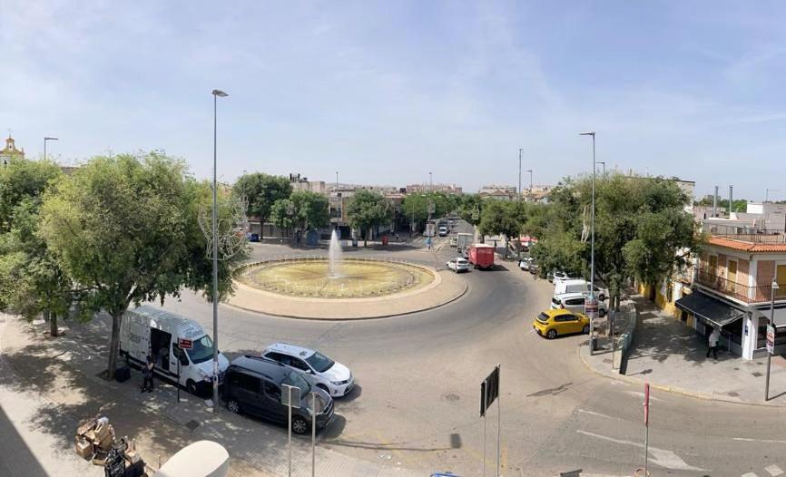 eine Straße mit Autos auf einem Parkplatz in der Unterkunft APARTAMENTO TURÍSTICO VEGA HOUSE in Córdoba