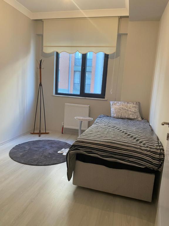 una camera con letto e finestra di Private Room in Istanbul #38 a Istanbul