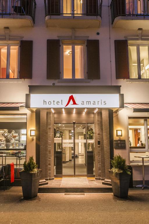 un hotel amartins firma frente a un edificio en Hotel Amaris, en Olten