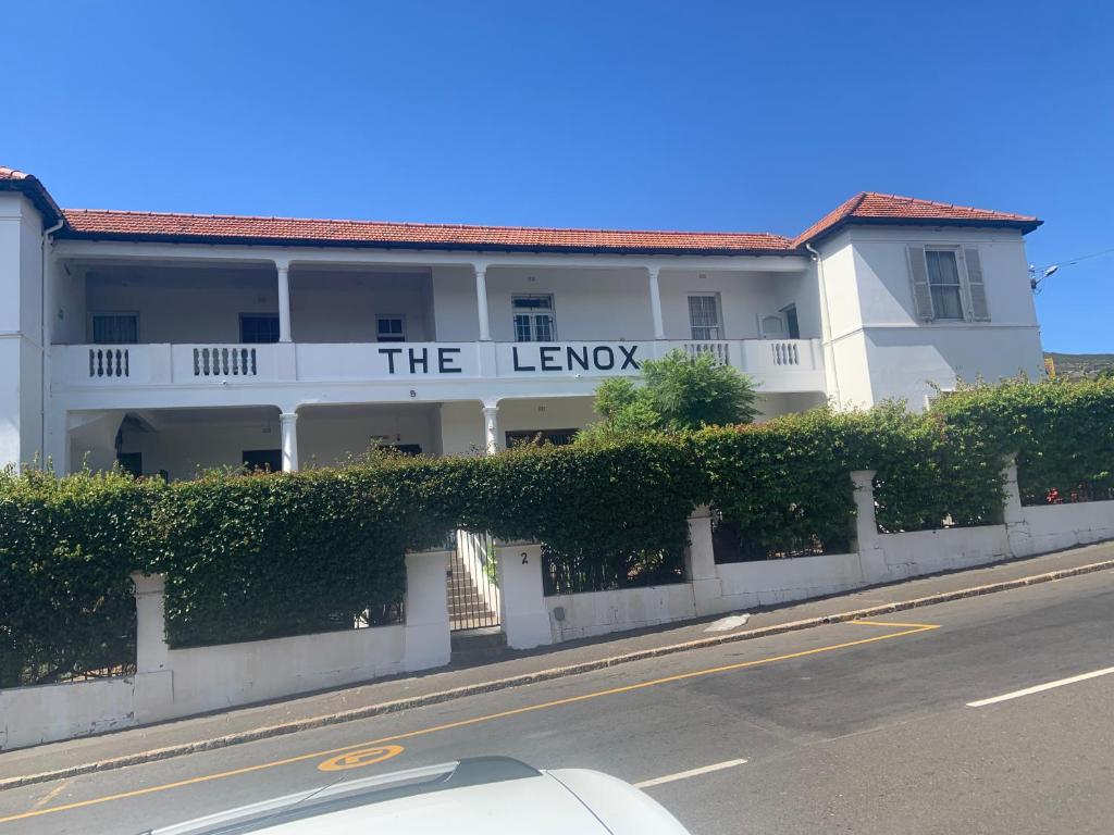 un edificio blanco con la biblioteca escrita en él en The Lenox en Ciudad del Cabo