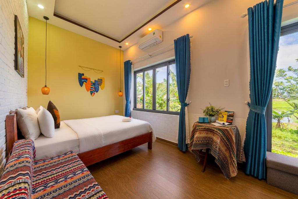 Llit o llits en una habitació de Hoi An Paddy House Homestay