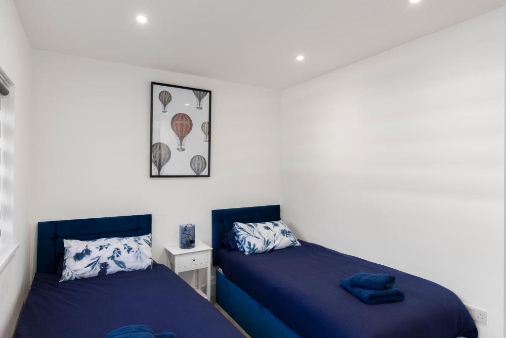 two beds sitting next to each other in a bedroom at Star London Vivian Avenue 2-Bed Haven in The Hyde