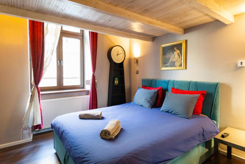 Posteľ alebo postele v izbe v ubytovaní Lilly apartment main train station old town by The Heritage House Main Square Cracow