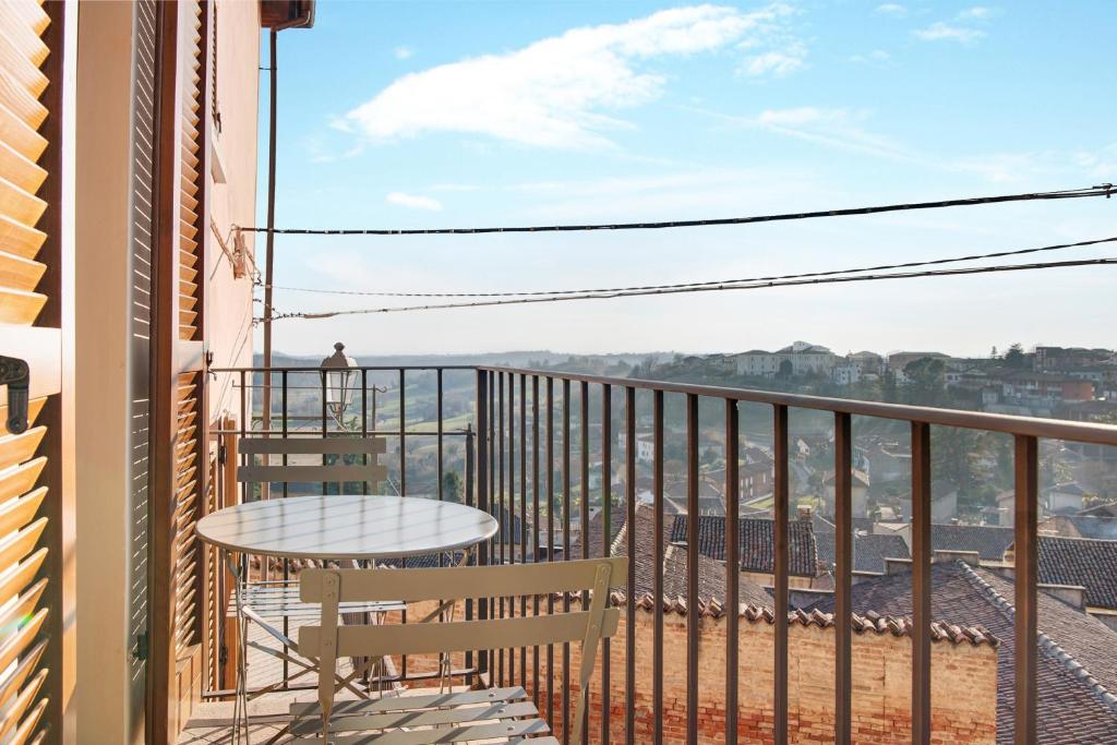 a balcony with a table and a view of the city at Vicolo 10 in Asti