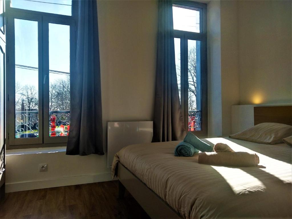 Posteľ alebo postele v izbe v ubytovaní Le Cours Foucault - 3 appartements - 8 couchages
