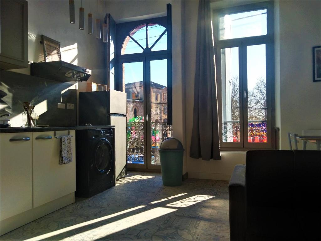Kuchyňa alebo kuchynka v ubytovaní Le Cours Foucault - 3 appartements - 8 couchages