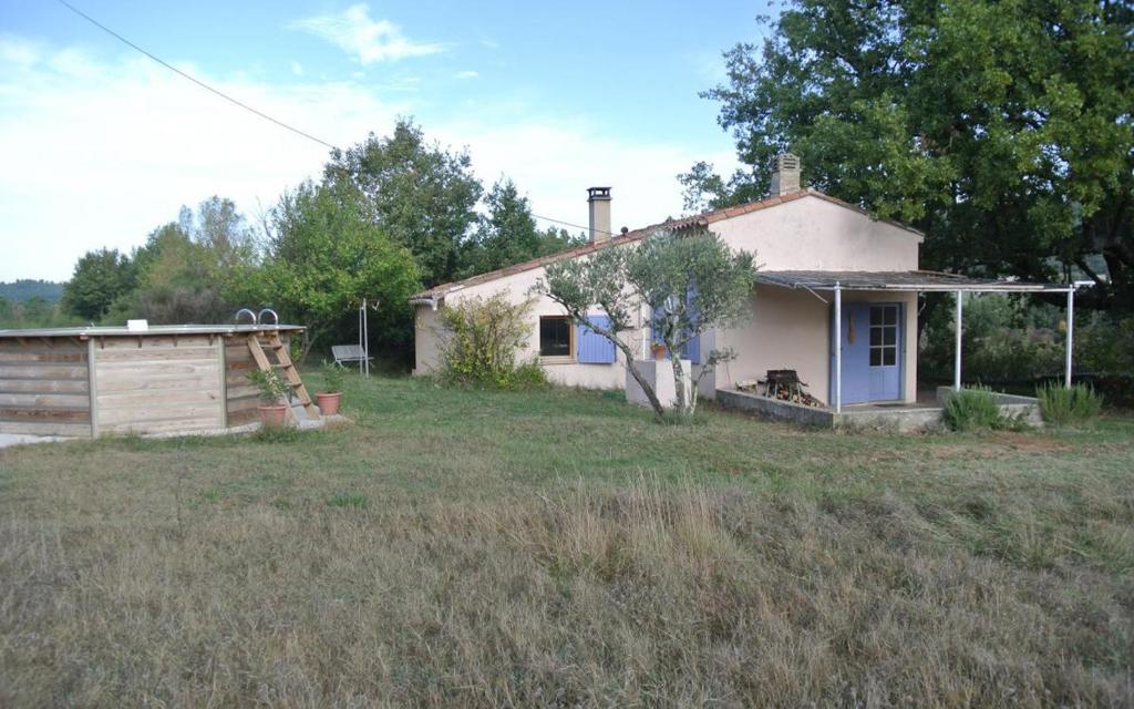 una pequeña casa en medio de un campo en Le bastidon du grand chene, en Pontevès