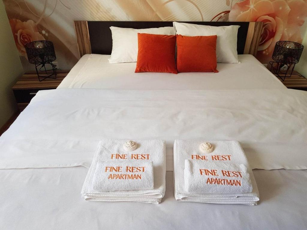 ein Bett mit zwei weißen Handtüchern darüber in der Unterkunft Apartman Fine Rest Brcko in Brčko