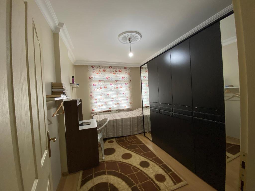 Zimmer mit einer Tür zu einem Schlafzimmer mit einem Bett in der Unterkunft Private Room in Istanbul #46 in Pendik
