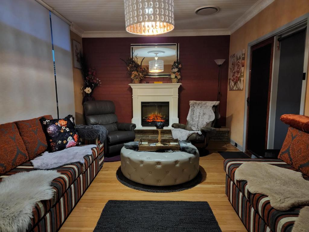 sala de estar con sofás y chimenea en Boutique style accomodation near Busselton Jetty, en Busselton