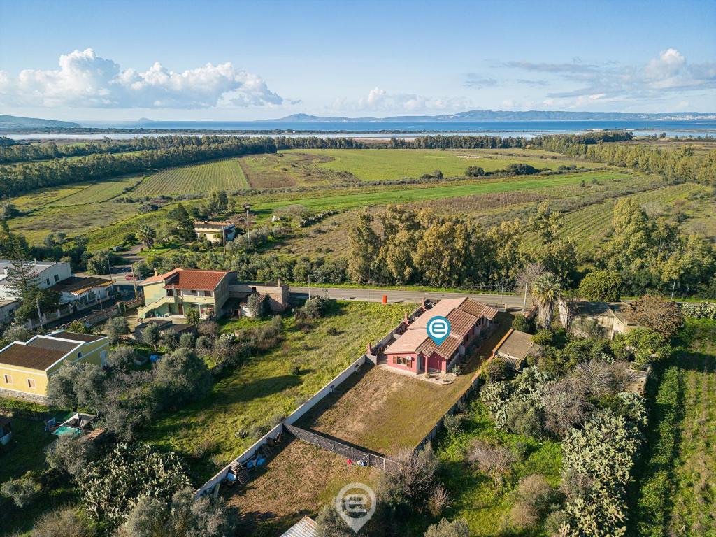 una vista aérea de una casa en un campo en House Anne, en Solinas