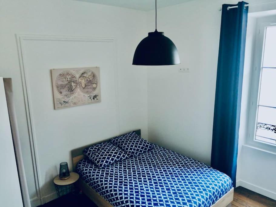 - une chambre avec un lit et une couette bleue dans l'établissement Uluru by iZiLi Centre Ville Poitiers, à Poitiers
