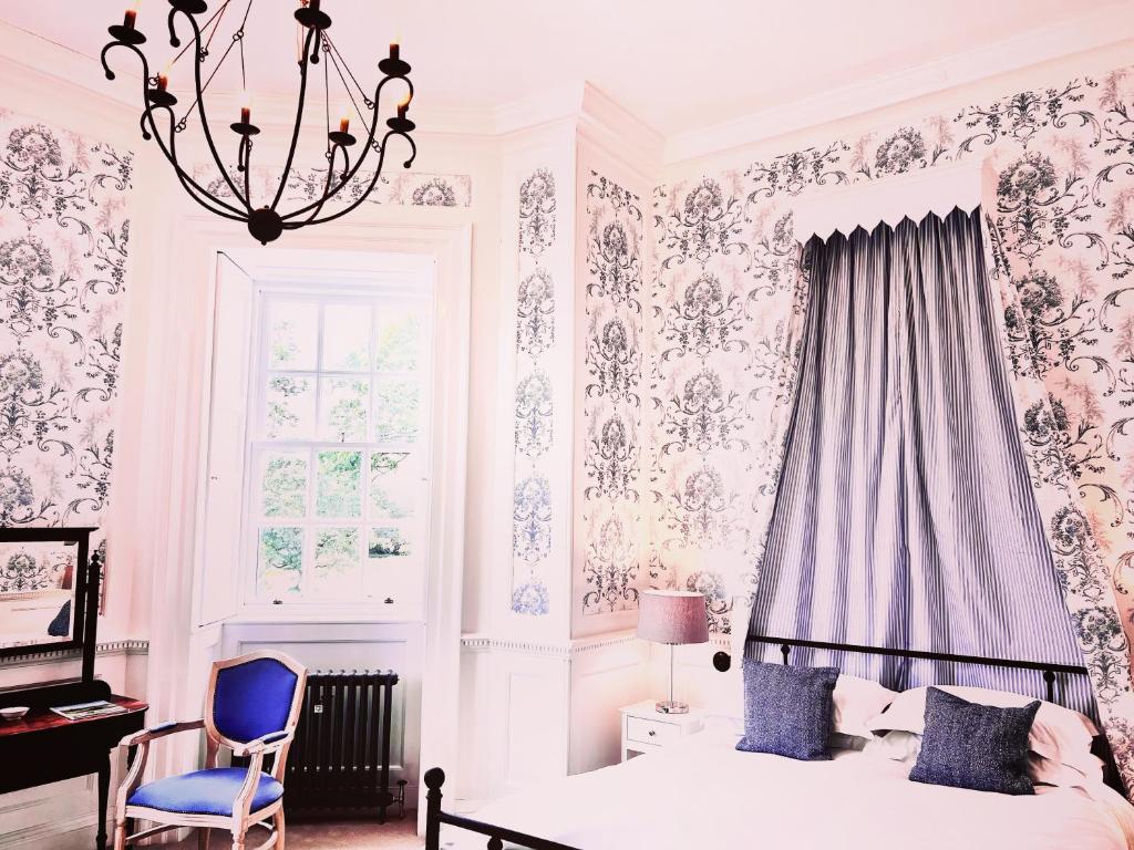 Moffat House - Superior Queen Room