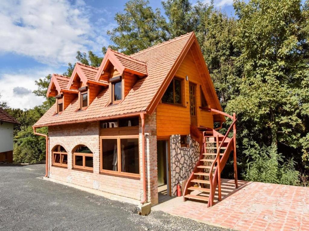 una casa con una escalera delante de ella en Spa Oasis Samanta en Ludbreg