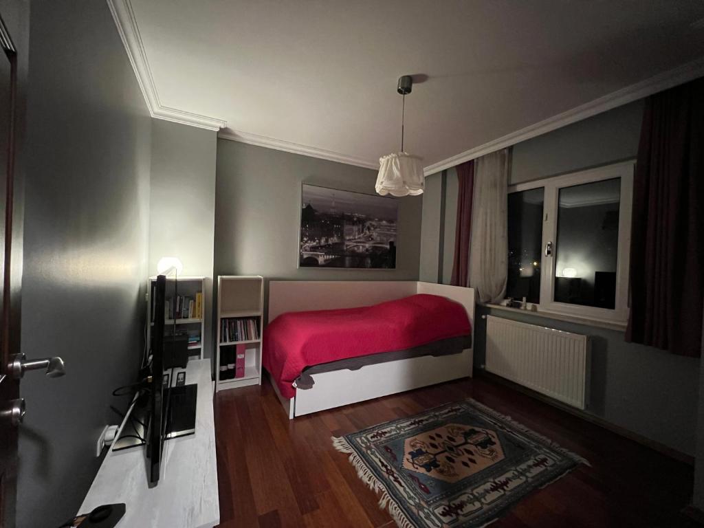 1 dormitorio con 1 cama con manta roja en Private Room in Istanbul #48, en Tuzla