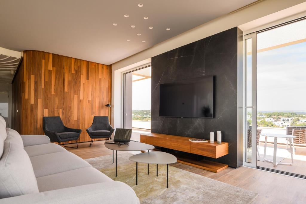Las Colinas Golf & Country Club Residences - Three-Bedroom Apartment - Penthouse