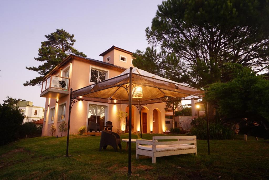 uma casa com uma tenda em frente em La Morada Apart Boutique & Spa em Villa Gesell