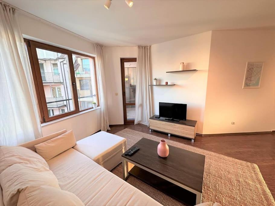 very central apartment / archeological museum