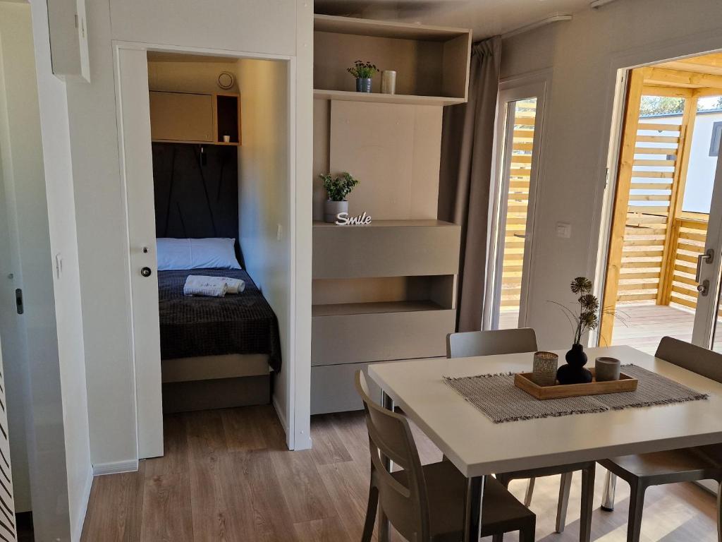 Postel nebo postele na pokoji v ubytování Mobile Home Sole