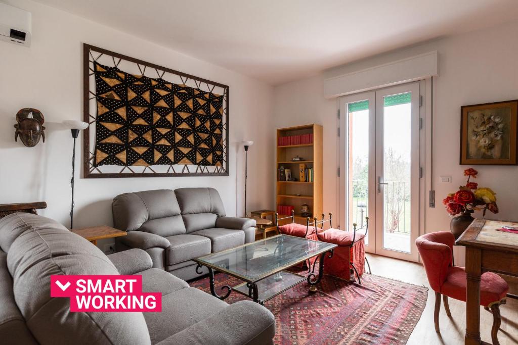 sala de estar con sofá y mesa en Casa con giardino a Borgo Panigale en Bolonia