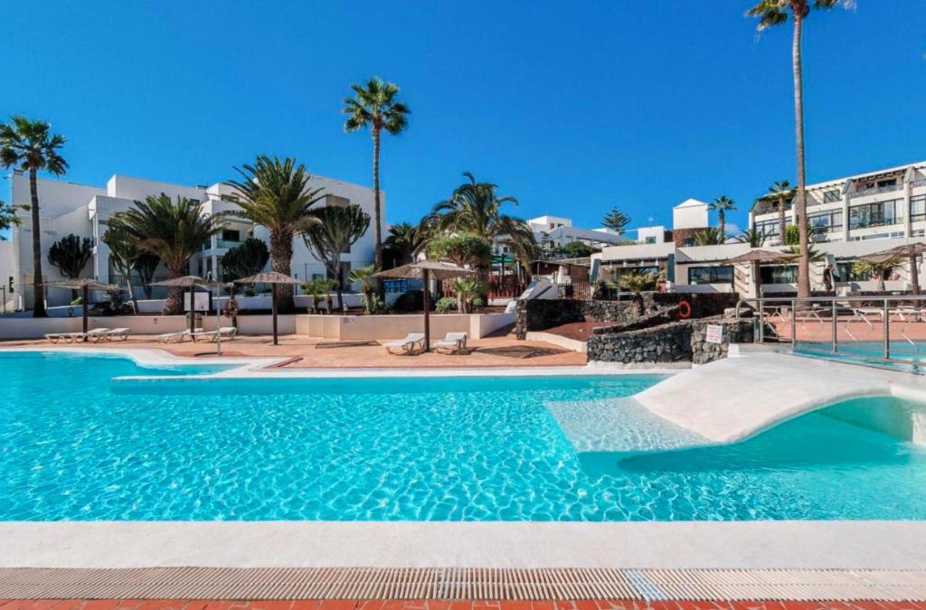Bazén v ubytování Al Sole Studios residence Playa Roca nebo v jeho okolí