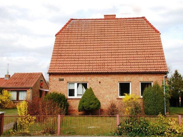 a large brick house with a red roof at Balders Bude 2 in Mönkebude