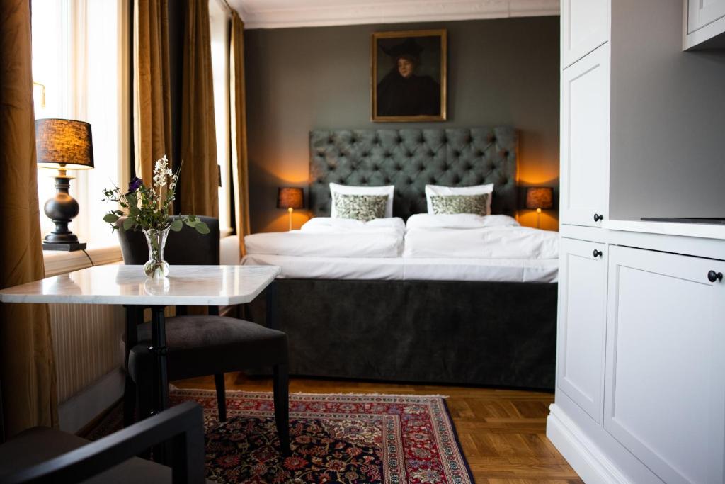 a hotel room with a bed and a table at Hotell Villa Blanka in Varberg