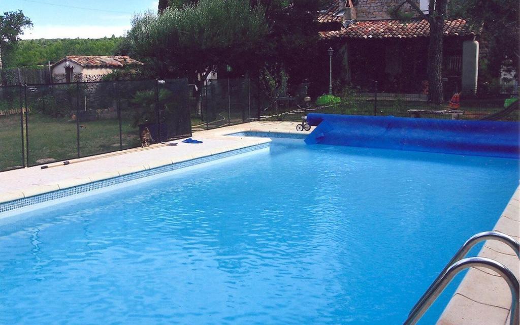 une grande piscine bleue dans une cour dans l'établissement Gite hameau de pomples, à Cabasse