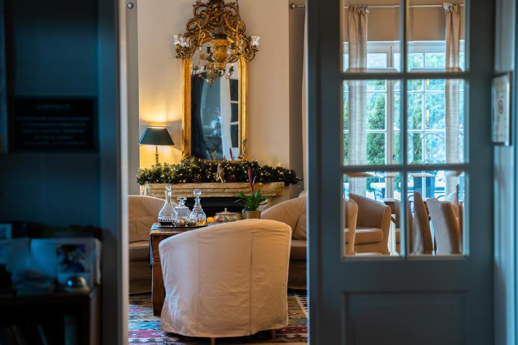 耶萊尼亞古拉的住宿－新星別墅旅館，客厅配有桌子和镜子