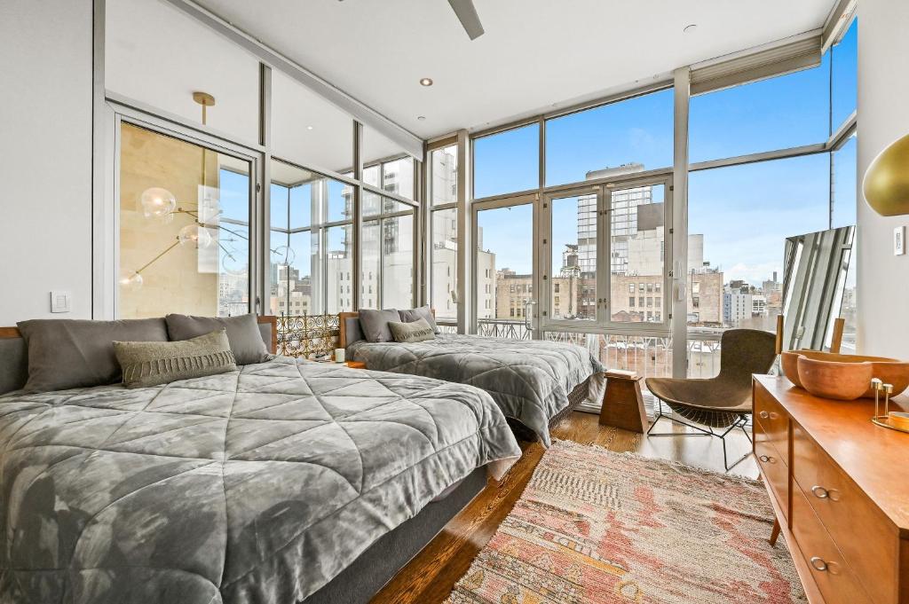 1 dormitorio con 2 camas y ventana grande en Sweet Serenity en Nueva York