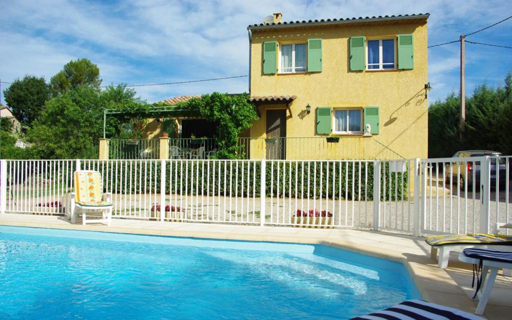 une maison avec une clôture blanche et une piscine dans l'établissement Maison avec piscine la bastide, à Carcès