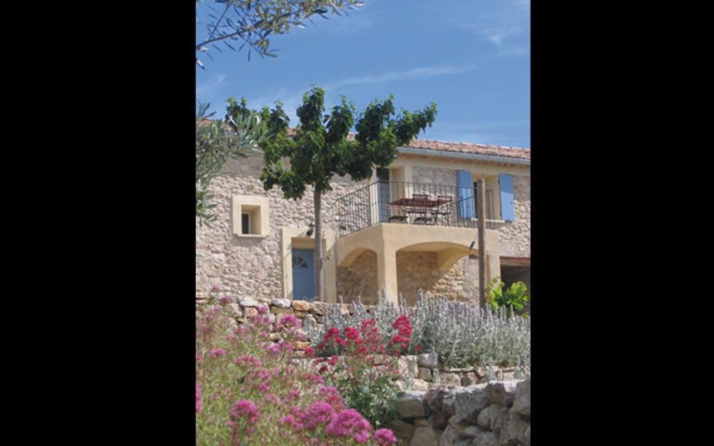 une maison en pierre avec un jardin en face dans l'établissement Campagne la clape g2154, à Vinon-sur-Verdon