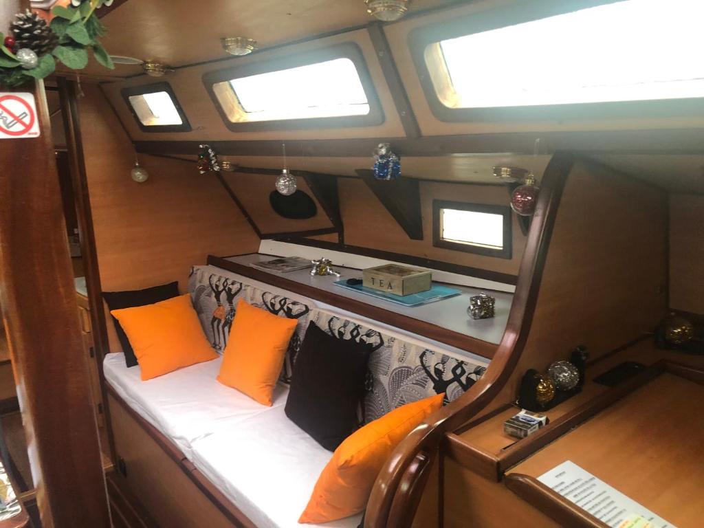 um assento na parte de trás de um barco com janelas em Cassiopee em Lorient